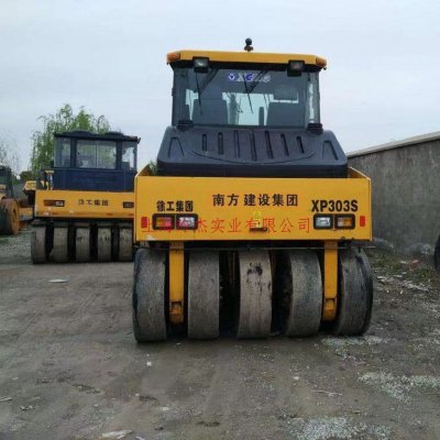 膠輪壓路機